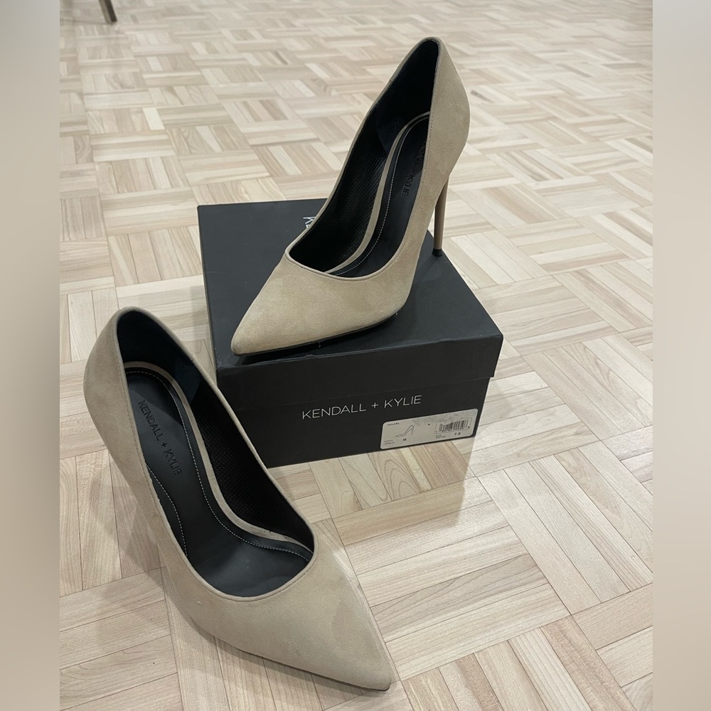 KENDALL + KYLIE “CLARA” Suede pumps